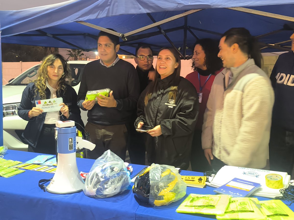 🚴🏽‍♀️ En el #DiaMundialDeLaBicicleta el SeremiTT, nuestro equipo de @conasetchile  y el equipo de Movilidad Urbana de la Muni. Arica, educan a usuarios de ciclos sobre convivencia vial y elementos esenciales para trasladarse de manera segura ⚠️
#SeremiTTArica #movámonosseguros