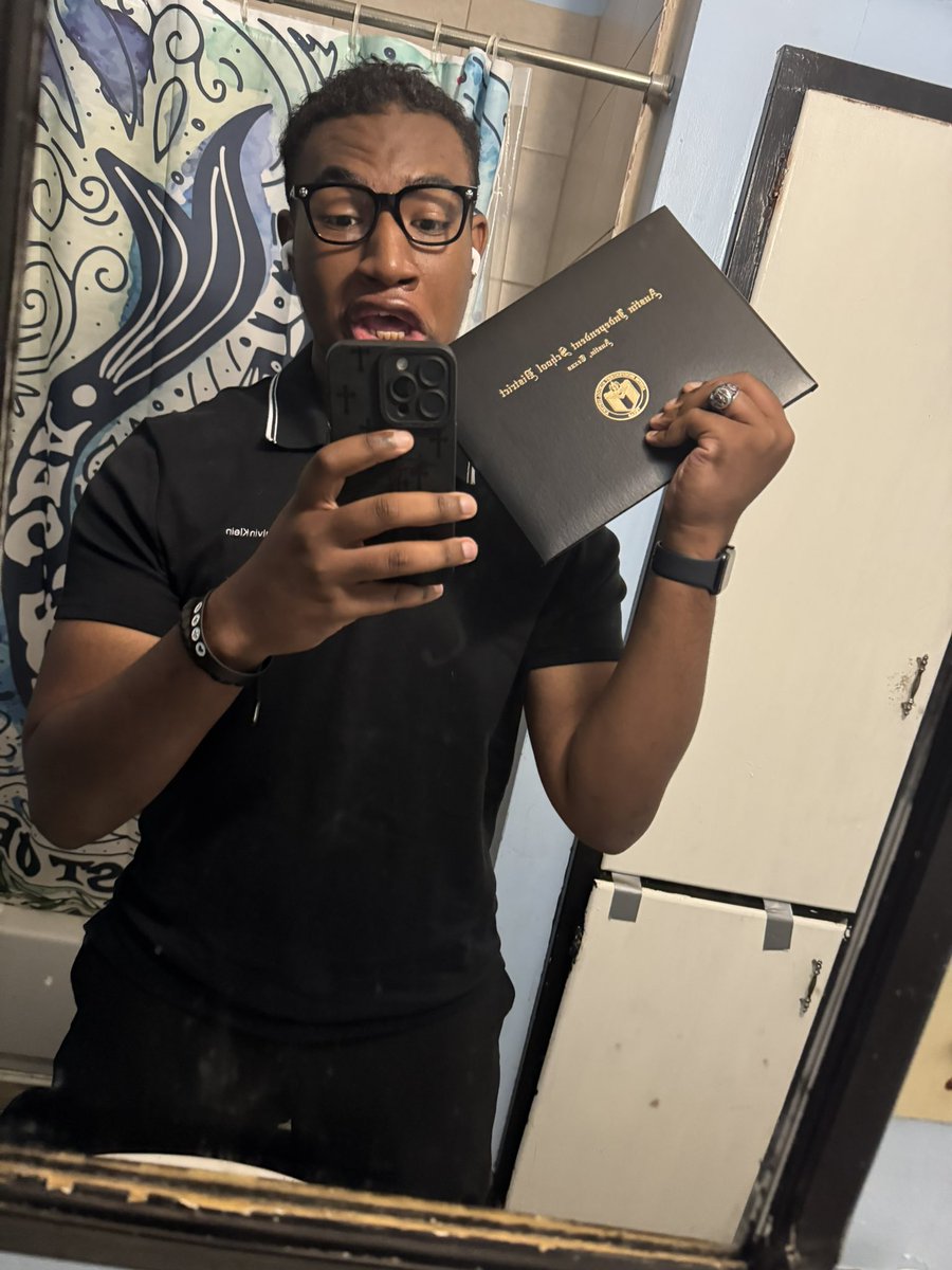 Lil update,

 GRADUATED💫.