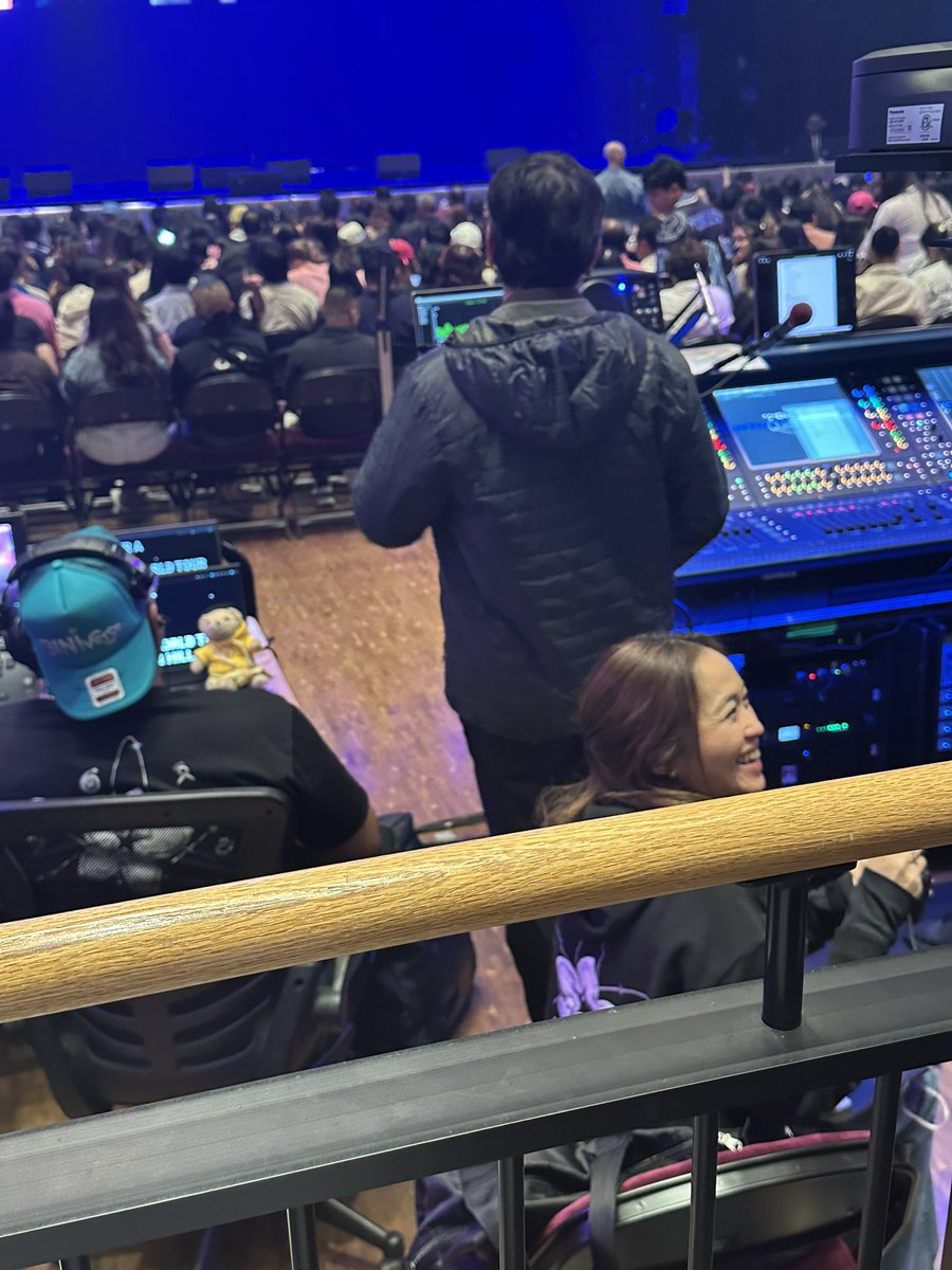 DIREK LAUREN IN FRONT OF ME RN LMAOO
 #BINIverseWorldTour2025
#BINIverseWashington #BINI