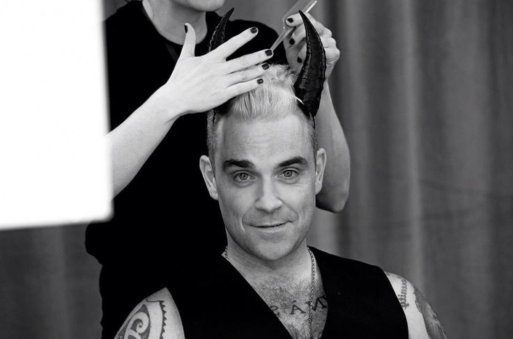 hourlywilliams's tweet image. welcome to hourly robbie williams&apos; new account. managed by @niallerhbw and @c0ckdj turn notifications on! ♡