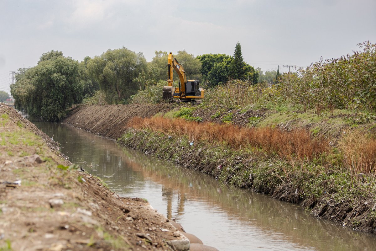 GobCoacalco2022's tweet image. Con el objetivo de reducir riesgos durante la temporada de lluvias 🌧, #SAPASAC realiza trabajos de limpieza y rectificación del talud en el Canal Cartagena, a la altura de Rancho La Palma, en el límite con Tultepec.  

 #ContinuidadDeBuenosResultados
