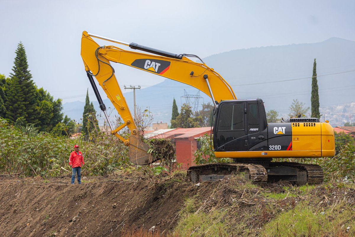 GobCoacalco2022's tweet image. Con el objetivo de reducir riesgos durante la temporada de lluvias 🌧, #SAPASAC realiza trabajos de limpieza y rectificación del talud en el Canal Cartagena, a la altura de Rancho La Palma, en el límite con Tultepec.  

 #ContinuidadDeBuenosResultados