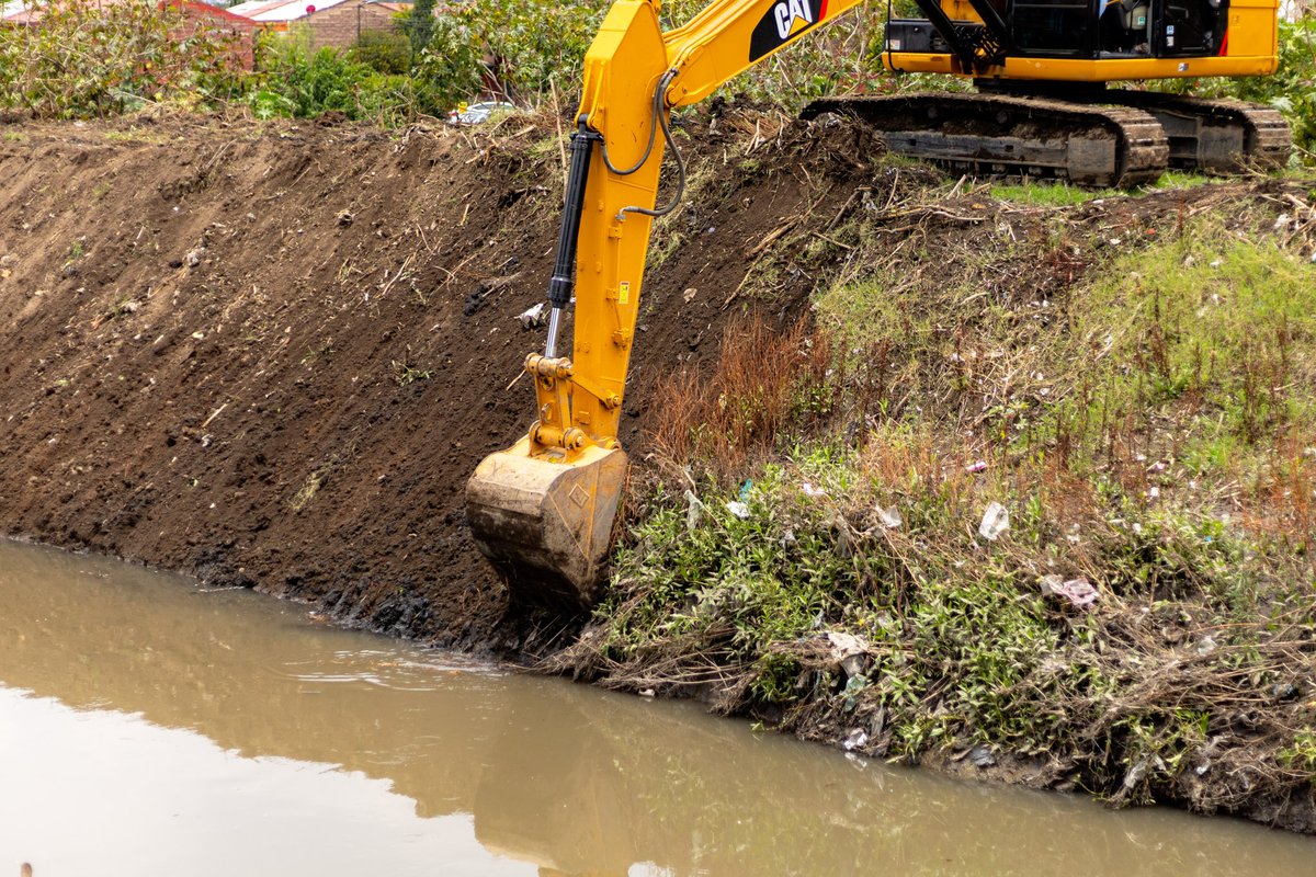 GobCoacalco2022's tweet image. Con el objetivo de reducir riesgos durante la temporada de lluvias 🌧, #SAPASAC realiza trabajos de limpieza y rectificación del talud en el Canal Cartagena, a la altura de Rancho La Palma, en el límite con Tultepec.  

 #ContinuidadDeBuenosResultados