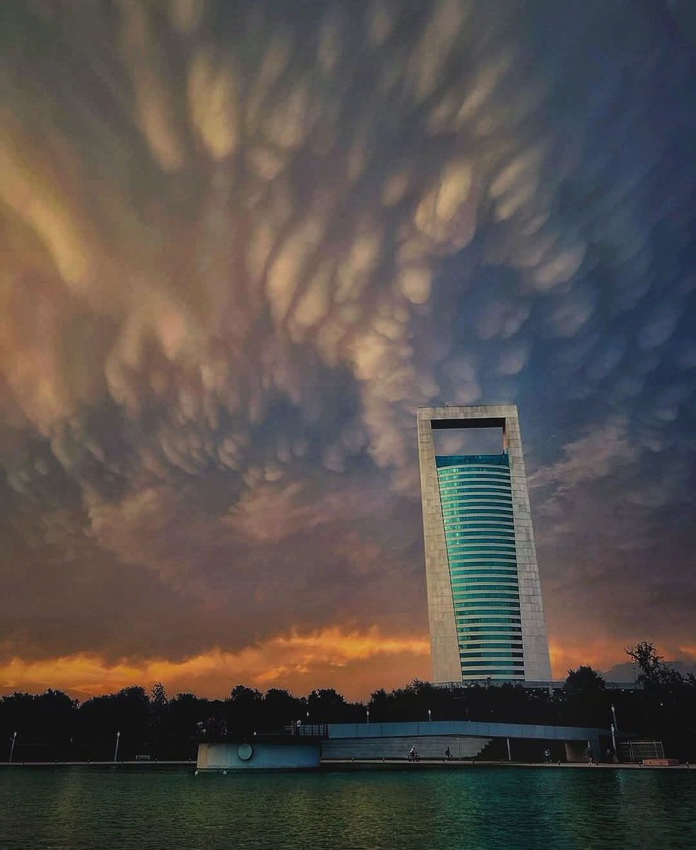 LoQuePasaEnNL's tweet photo. ¡Atardecer desde el paseo Santa Lucia en Monterrey! https://t.co/ud89y9VCEh
