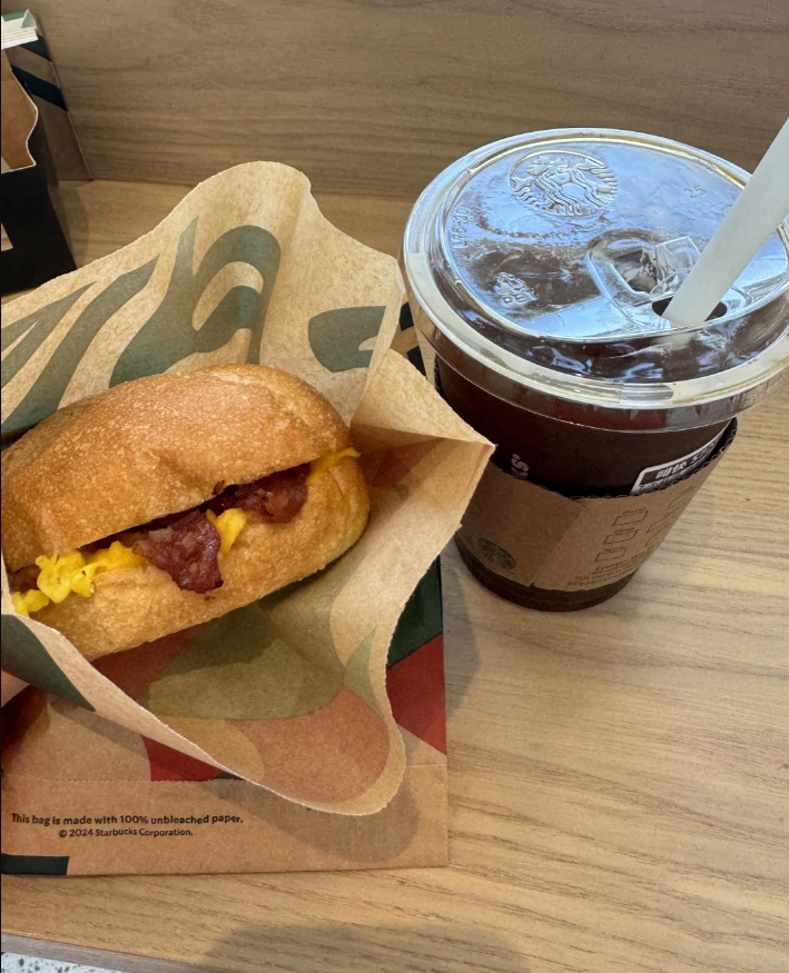 今日の朝食、アイスアメリカーノとパン
