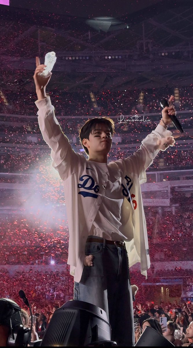 THE CONFETTI?? THE LIGHTS??? THE SEUNGSCRUNKLE???? WHAT AN AMAZING SEUNGCAPTURE