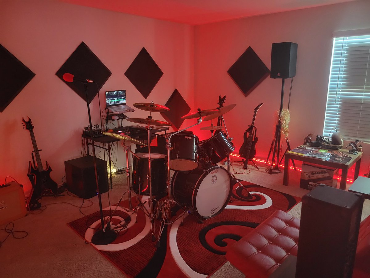 AppLitecoin's tweet photo. @OpTic @ZLaner That Monster guitar would look good in my band room. It's Flanagan. https://t.co/IcXhecaYmH