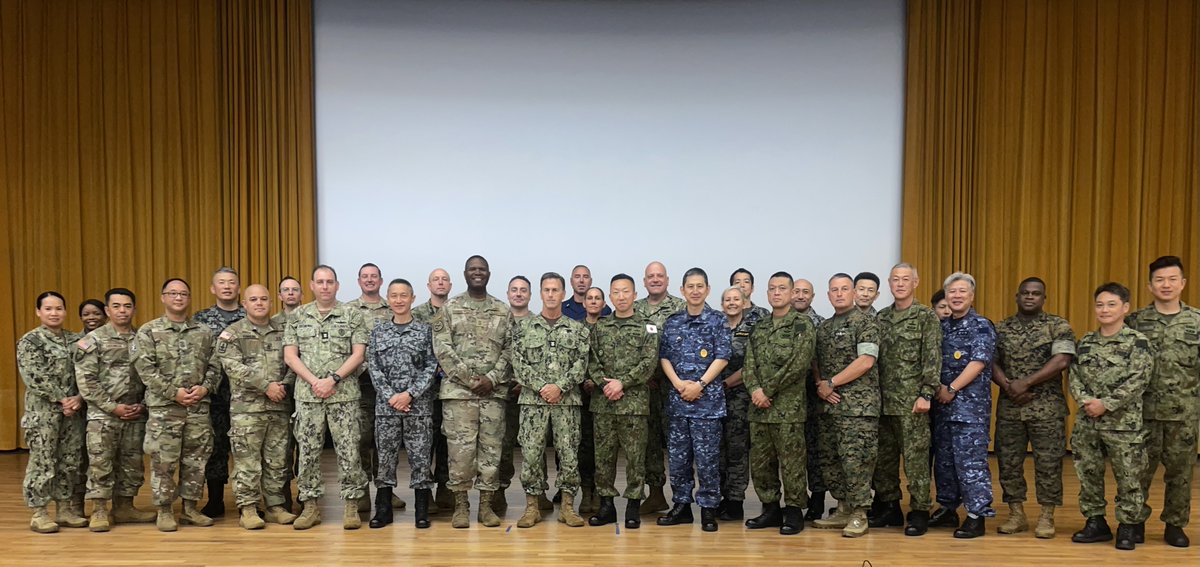 在日米軍司令部最先任上級曹長であるリオン・キャロウェイ最上級曹長は、沖縄にて日米最先任上級曹長会議を開催しました。「統合抑止力」をテーマに、自衛隊、オーストラリア大使館、在日米軍および米インド太平洋軍からの代表者が参加し、訓練、即応態勢、部隊の育成に焦点を当てた議論が行われました