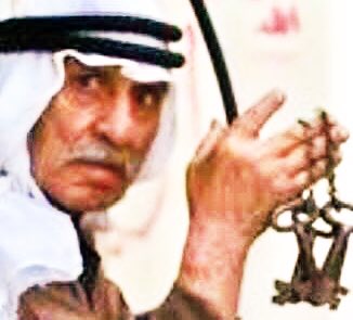 في ذكرى المسعفة رزان 
هذا أوان قطف الزيتون
——————————
 حمود بن سالم السيابي 
——————————
 تقطف خان يونس السماعة الطبية  من أذني رزان كما تقطف الزيتون في القدس وطولكرم وجنين. 
وكما يتشبث شجر الزيتون بالأرض فيقاوم الإقتلاع كانت سماعة رزان النجار تتشبث بأذنيها فترفض الفكاك. 
ويدخل