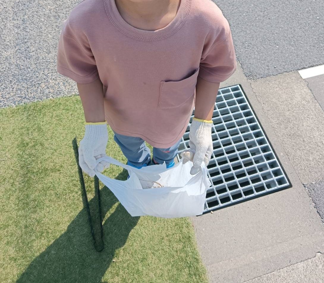 街を元気にするにはどうしたらいいかな？
小学生の頃、自分がそんなこと考えたか身に覚えがない。

自分の通学路、拾っても拾ってもゴミがあって驚くね。
拾った次の日もまた増えてたね。

大人こそ、ゴミ拾いすべきよね。