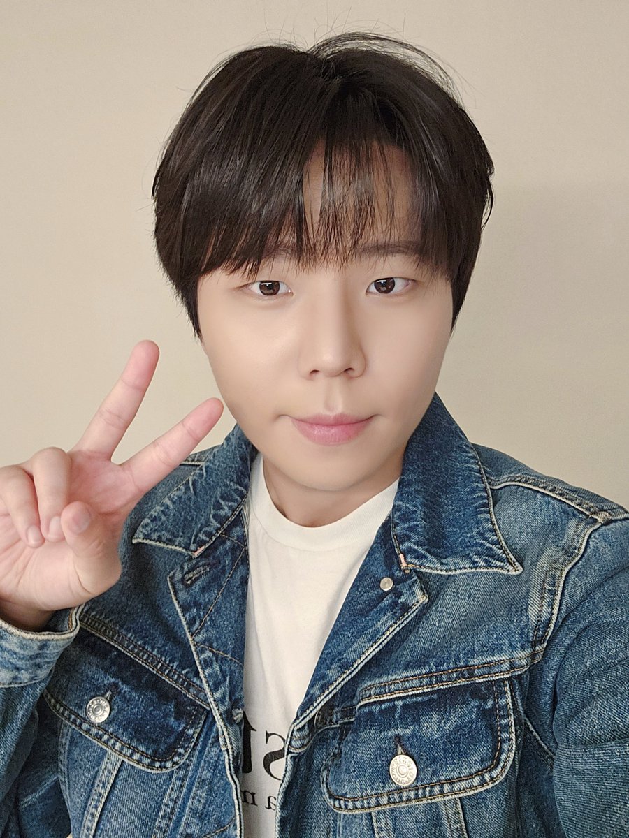 meet_the_seung's tweet photo. 𝗡𝗼𝘄 𝗣𝗹𝗮𝘆𝗶𝗻𝗴
정승환 - 하루만 더
2:37 ━━💛💚💙─ 3:26
⇆⠀⠀⠀⠀⠀◁ ❚❚ ▷⠀⠀⠀⠀⠀↻

#정승환 #JungSeungHwan 
#봄에 #In_The_Spring 
#하루만더 #OneMoreDay https://t.co/ui0MlkEPHa