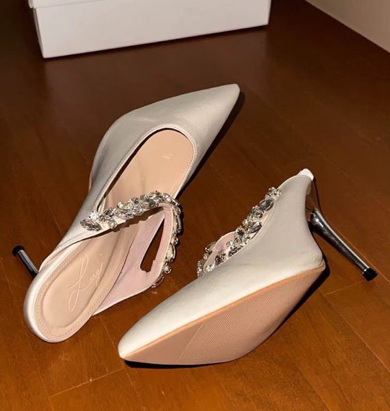 alonepord's tweet image. ส่วนรองเท้าไปงานแต่งที่อยากแนะนำมากๆ คือคู่นี้ โครตจะลัคชูที่ใส่ไปไหนก็ได้ไม่ใช่แค่ออกงานไปทำงาน ชอปปิ้ง ไปเดทคือเอาอยู่เลย มอบให้เป็นรองเท้าลูกคุณที่ใส่แล้วดูแพงที่สุด 🥂