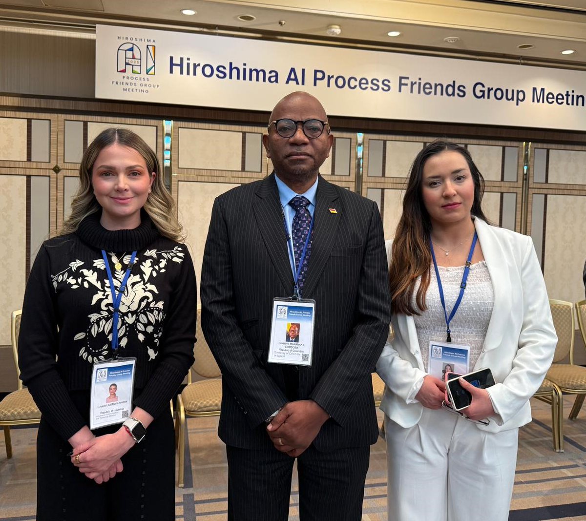 Embajada de Colombia en Japón - 駐日コロンビア大使館 (@embcolombiajap) on Twitter photo Acompañamos a las delegadas del <a href="/Ministerio_TIC/">Ministerio TIC</a> en la participación de 🇨🇴 en la reunión de los miembros del Hiroshima AI Process Friends Group, grupo al cual nuestro país pertenece y que promueve globalmente una inteligencia artificial (IA) segura, protegida y confiable. Acompañamos a las delegadas del <a href="/Ministerio_TIC/">Ministerio TIC</a> en la participación de 🇨🇴 en la reunión de los miembros del Hiroshima AI Process Friends Group, grupo al cual nuestro país pertenece y que promueve globalmente una inteligencia artificial (IA) segura, protegida y confiable.