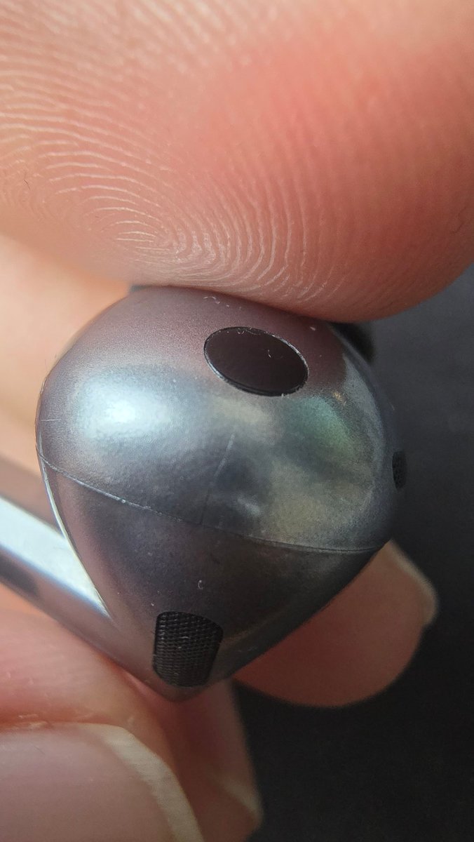 MSDian219's tweet photo. @SamsungIndia @SamsungMobile @Samsung I don't know what quality checks you perform but my galaxy buds 3 pro has never been dropped but my earpiece is suddenly started cracking this isn't expected from a reputed brand it's still in warranty 
#samsungbuds #samsung #samsungbuds3pro https://t.co/KXZengpm3G