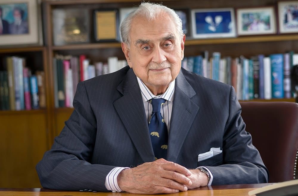 Behind every great partnership are the people that make it happen!

Today we honour mr Syed Babar Ali, a true friend of #SwedenPakistan. From bringing TetraPak here, to serving as 🇸🇪Honorary Consul for 37 years, he is one of the shining stories of #75YearsOfPartnership 🇸🇪🤝🇵🇰!