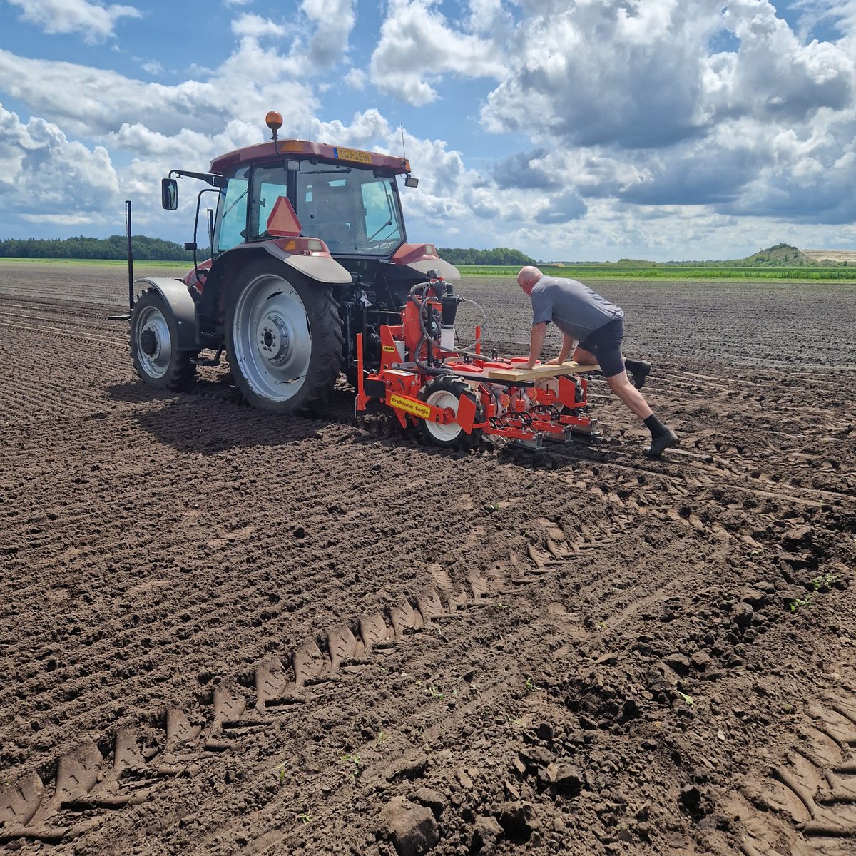 kramerstart's tweet image. Onlangs werden er zelf bloemen gezaaid met een 𝐏𝐫𝐨𝐬𝐞𝐞𝐝𝐞𝐫 𝐒𝐢𝐧𝐠𝐥𝐞. Zo kan er van alles worden gezaaid met onze zaaimachines. 🌸

#kramer #kramertheperfectstart #zaaien #bloemen #zaaimachine #zaaitechniek #mooiwerk