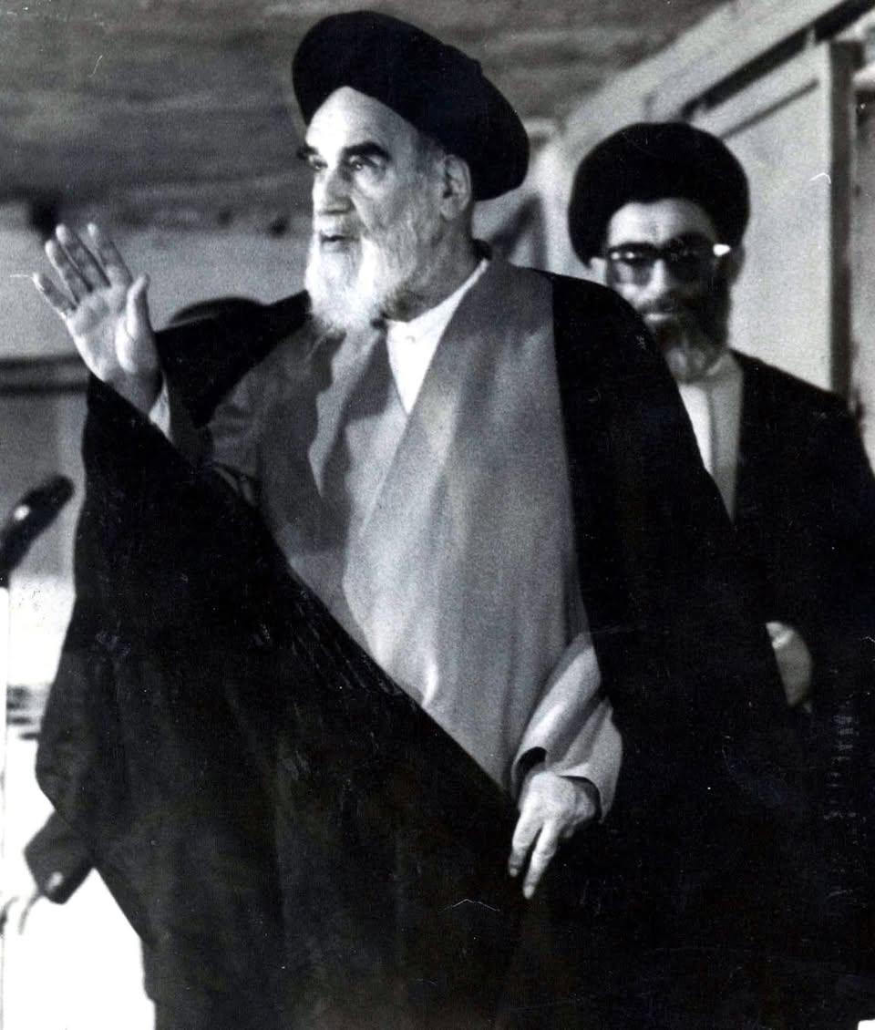 امیدوارم با کوشش اساتید و معلمین، وضع به صورتی درآید که فردی که دوره درسی اش تمام شد فردی متعهد بار آمده باشد، فردی که بداند باید برای کشورش خدمت کند و کاری به رضایت کشورهای بیگانه نداشته باشد.

امام خمینی (ره) ۲۷ فروردین ۱۳۶۴
#امام_امید 
#الگوی_آزادگی 
#رهبر_آزادگان