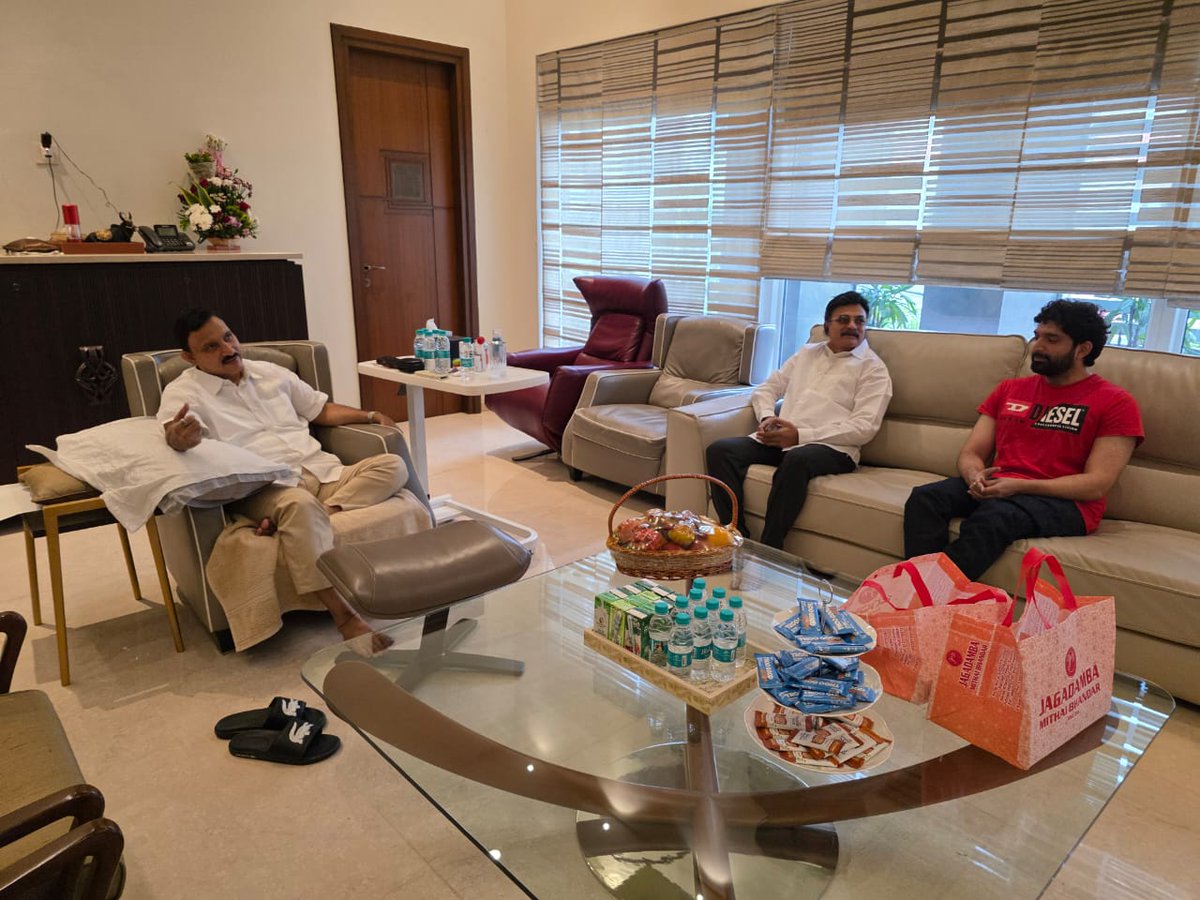 Along with my father, Sri Koneru Satyanarayana garu, had the privilege of visiting Hon’ble MLA, Sri Sujana Chowdary <a href="/yschowdary/">YS Chowdary (Sujana Chowdary)</a> garu, at his residence.

Inspired by his strength &amp; spirit. Wishing him a speedy recovery🙏

#SujanaChowdary #KoneruSatyanarayana <a href="/idhavish/">Havish</a>  #KLU