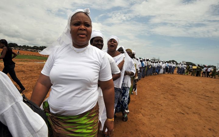 NobelPrize's tweet image. When civil war in Liberia raged, peace laureate Leymah Gbowee stood with thousands of other women protesting for peace in their country. Their non-violent movement was decisive in ending the fourteen-year-long war in 2003.

#NobelPrize