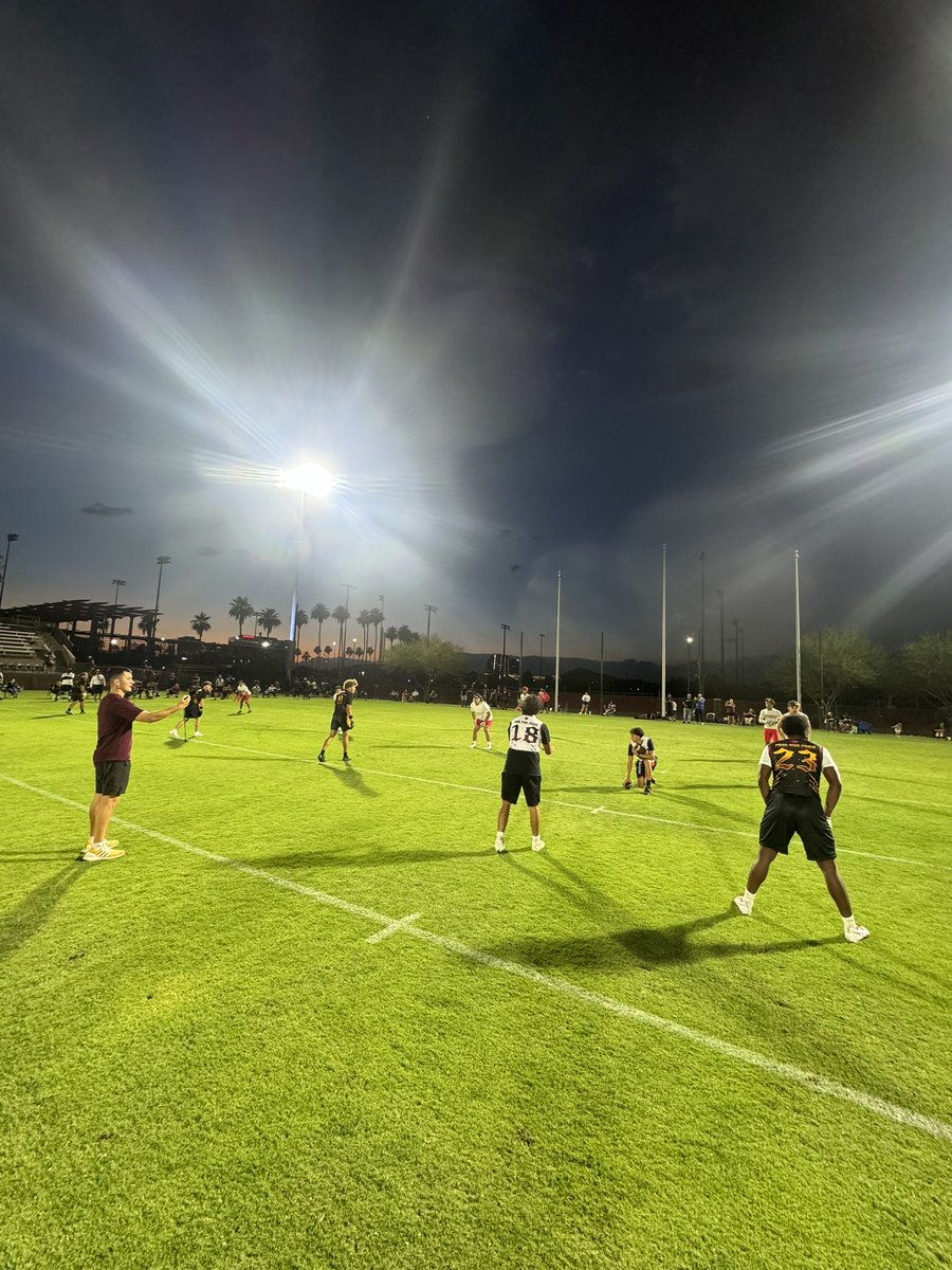 Went 3-0 in pool play at ASU 7v7, locked up the #1 seed. Came up short in the semis vs defending 6A champs Centennial, hats off to a great squad. Proud of our boys for competing hard. Time to lift in the morning and reload for U of A tomorrow evening.
#ROLLPR1DE #AZREIGN 🦁🏈