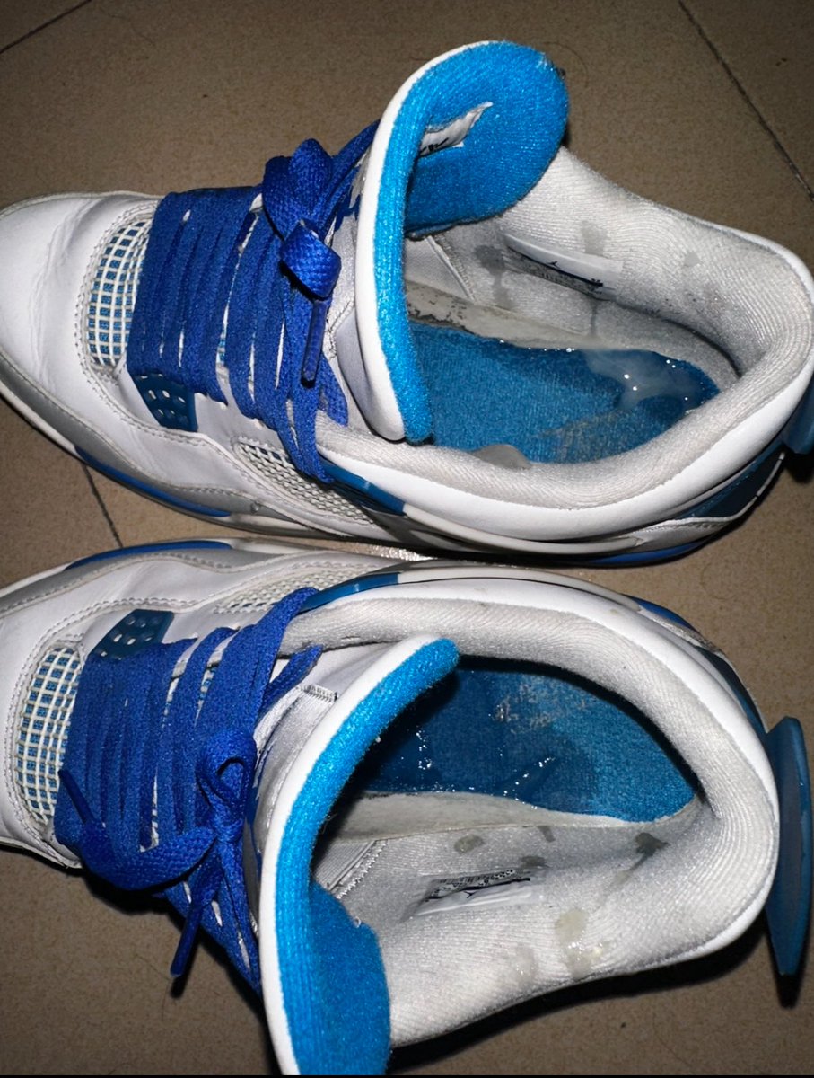 趁同学不在宿舍，偷偷拿他的鞋来艹射，忍了很久射了两次 #射鞋