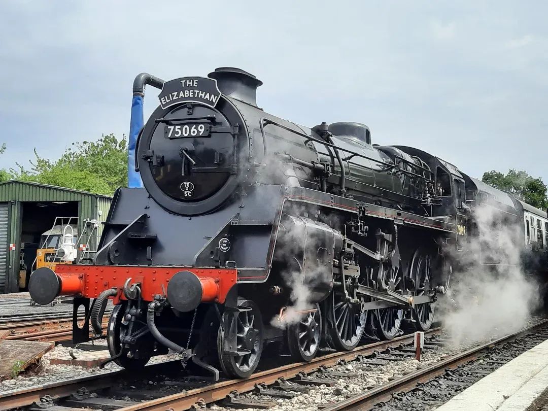 BJendenrailway's tweet photo. On this day in 2022, Standard 4 No. 75069 at North Weald.
#eppingongarrailway #severnvalleyrailway #steamgala #steamfix #loco75069 #brstandardclass4 #steamlocomotivephotography #steamlocomotive #railwayphotography #railwayenthusiast #trainspotteruk #Trainspotter https://t.co/ZB5L2mLQwr
