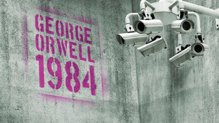 Orwell hatte Recht – nur der Zeitplan war zu optimistisch 

Ein Kommentar von Dr. Zwoboot 

Es war nur ein Roman. Eine Warnung. Eine Fiktion. 1984, George Orwells düstere Vision einer Welt, in der Gedanken kontrolliert, Sprache entkernt und Wahrheit ausgelöscht wird. Heute trägt