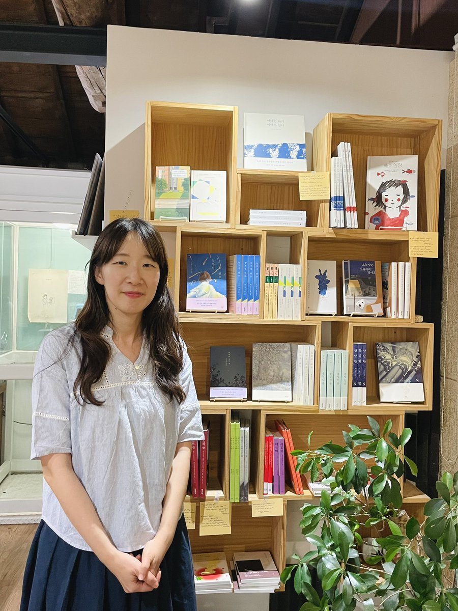 onulbooks's tweet photo. 한 작가의 모든 책과 그 작가가 추천하는 책들로 꾸리는 '작가의 서가'. 여름 동안 백수린 작가님의 서가를 책방에서 만나보세요. 작가님께서 신작 소설집 『봄밤의 모든 것』과 같이 읽으면 좋은 책들을 모아주셨습니다. https://t.co/GG604lMBh9