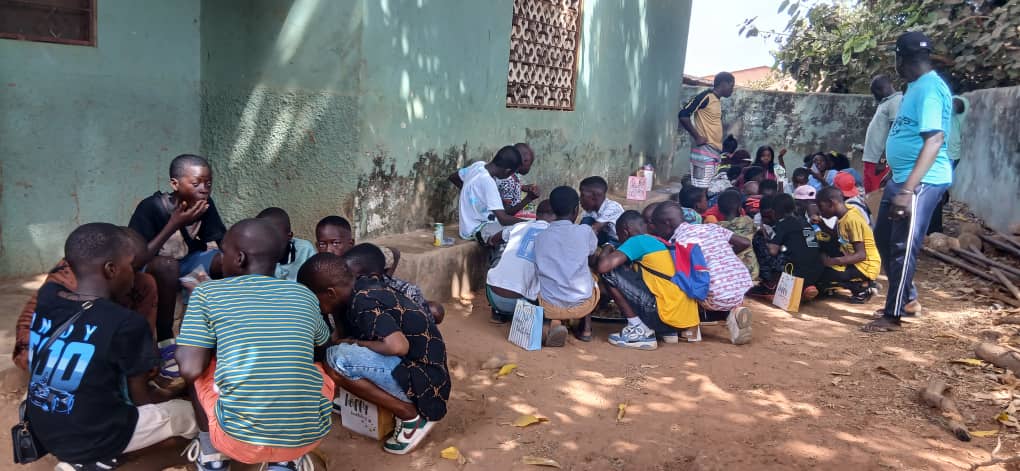 🎉403 niños y niñas celebraron el fin de curso con música, juegos y alegría. Fue más que una fiesta: un homenaje a su esfuerzo, su derecho a disfrutar y nuestra responsabilidad de acompañarlos.
Porque educar también es celebrar💫
#CelebrarLaInfancia #ONGD
kasumai.org/celebrar-la-in…