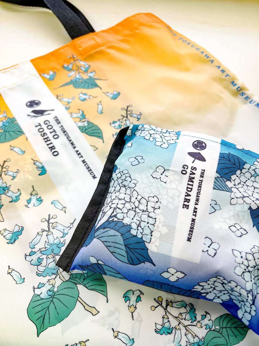 過去に何度か販売しているエコバックですが、実はいつもとくびぐみ総合柄1種だけだったのです。今年はなんと90周年記念、とくびぐみのみならずフレンズも含めた9柄でお届け！推しの刀と仲良くお買い物してくださいね♪

【肩にかける名刀－エコバッグ】全9種　1,540円
＃セレコレ　＃とくびぐみ