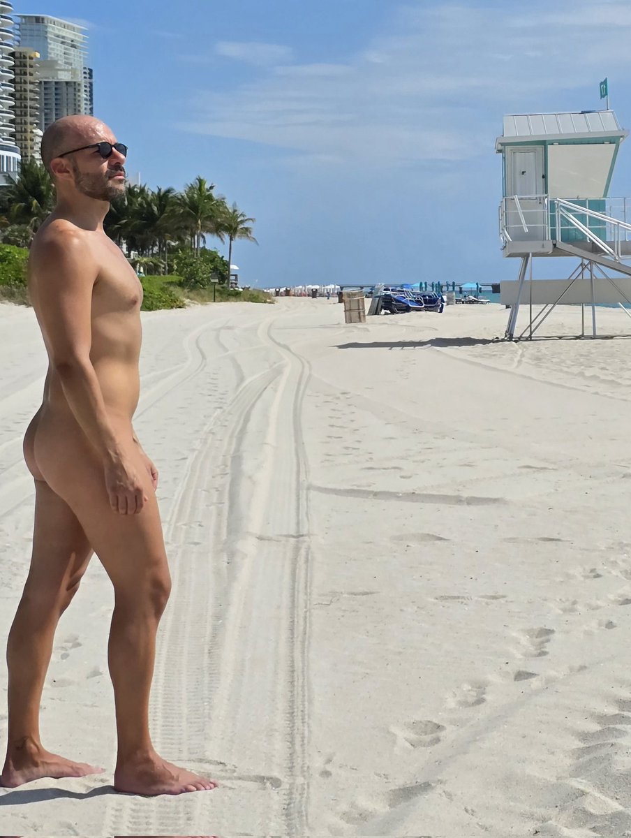 Today's #humpday is from Haulover beach
#HauloverBeach #gaynudist #malenudist #malenaturist