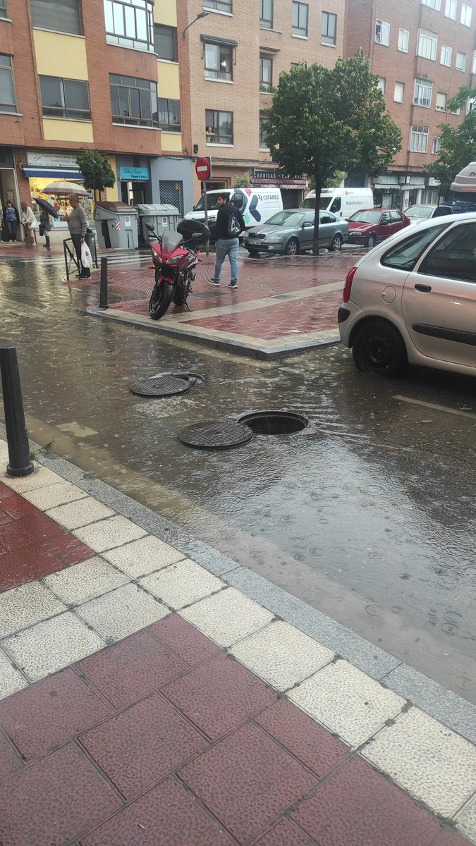 rodrigoaraque's tweet photo. @yustin Rápido? Estuvo prácticamente 1h sin aparecer nadie desde la primera llamada al 112..Y los que abrieron arquetas fueron los propios vecinos, yo mismo intenté abrir alguna..Si es verdad que uno iba de fosforito, pero me da la sensación que también era vecino. No ponía nada de Ayto https://t.co/hpSm4djm25