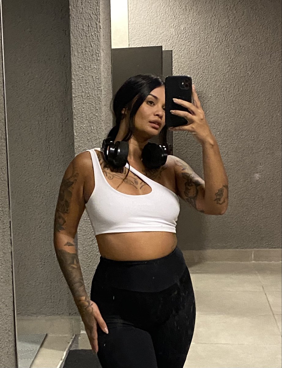 I don’t need a pickup line my smile does the job.
#Honeybabe 
#Scotland 
#Mirrorshot