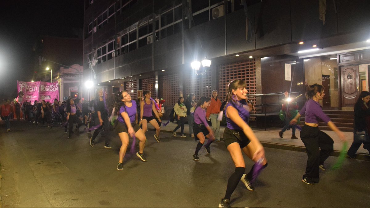 En Tucumán hoy volvimos a las calles a diez años del primer Ni Una Menos. Ese grito recorrió todas las luchas que encabezamos las mujeres contra los gobiernos reaccionarios y antiderechos. Hoy la tarea es seguir organizadas, uniendo las fuerzas de todas las peleas.