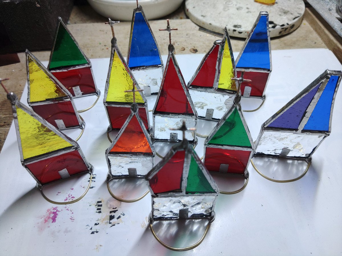 粒ガラスの製作も終わり、今日は朝から

チャペル⛪を作っています⛪⛪⛪

まだまだ作ります⛪✨