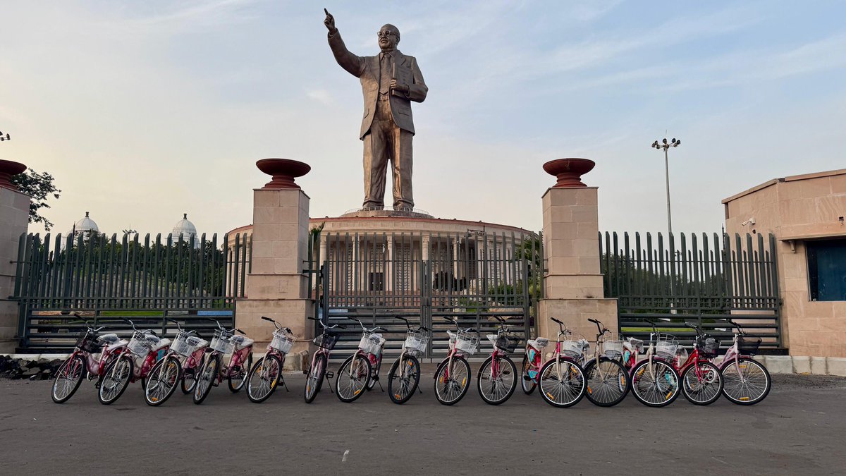 hcggroup2's tweet image. Celebrating #WorldBicycleDay with over 300 cyclists at this amazing place taking #mission1000 forward by donating 15 cycles to underprivileged girl child &amp;amp; 2 tricycles to disabled thank you @HMDA_Gov @hydcitypolice @CommissionrGHMC for your support, thank you @akshayakalpa