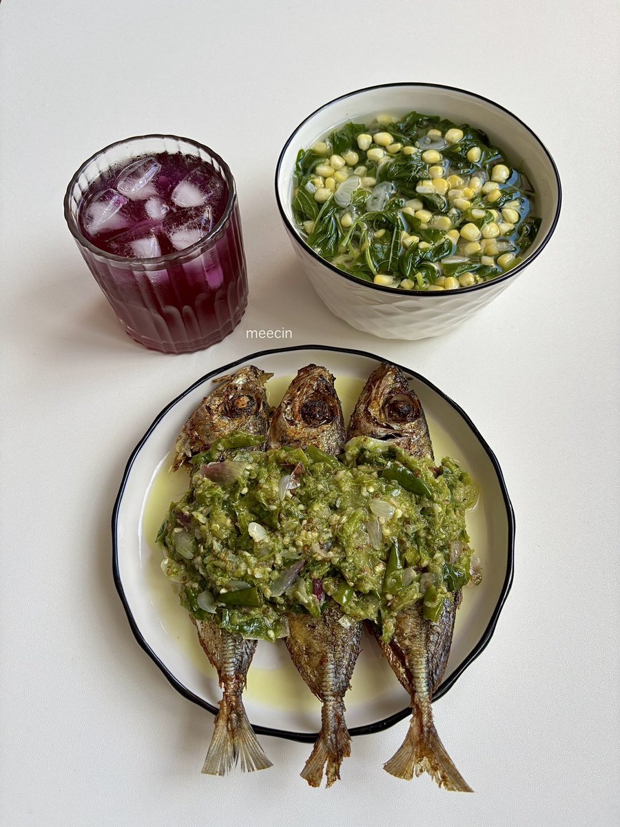 meecin_'s tweet image. Untuk wanita carilah pasangan yang tidak merokok, untuk laki-laki carilah wanita yang suka masak, nisacaya 90% masalah rumah tanggamu terangkat sudah. 👩‍❤️‍👨