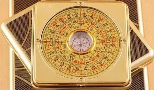 阳宅风水：论八方环境口诀

宅西有路，财神光顾。瘦长之屋，运程受租。强邻压境，难以出头。
宅东有水，紫气东来。大门低矮，败运之宅。屋小门大，破财口角。
宅北有龙，前程无穷。高墙当户，气势受阻。铁路旁住，散气之户。
宅旁有砂，财富到家。前门大空，宜室宜家。断垣之壁，败运之象。