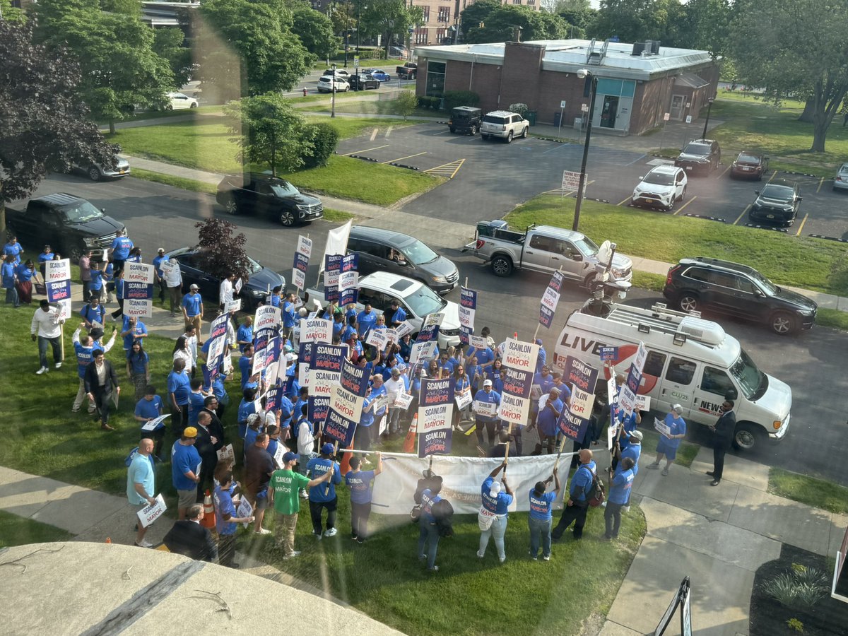 I was so honored to be greeted by hundreds of campaign supporters outside of our first televised debate tonight. 

I was also proud to stand on the stage as Mayor of the City of Buffalo and discuss our vision and our values.