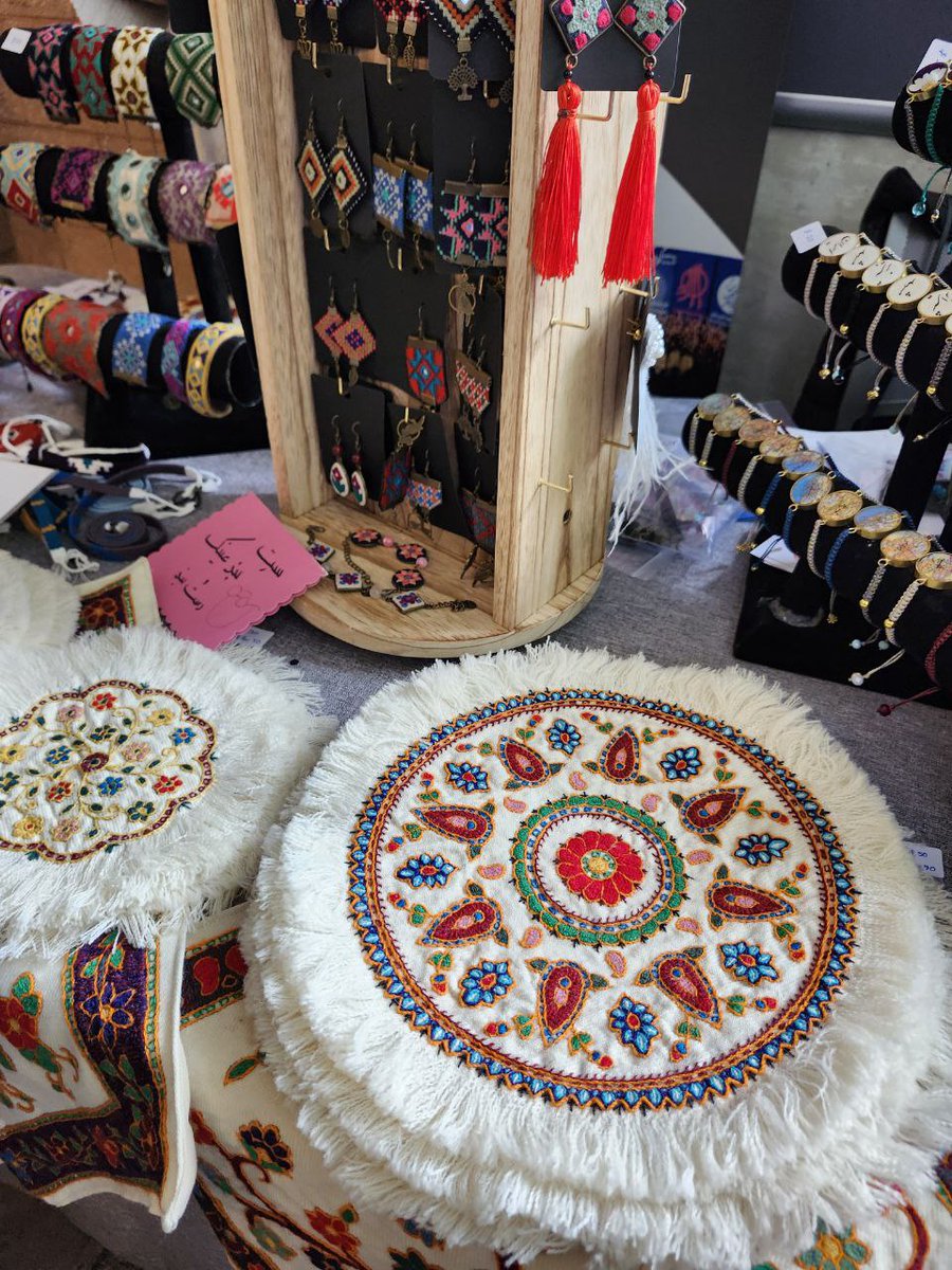 بچه‌ها من که یه قرنه توییت نزدم نمیدونم دیده شه یا چی
ولی ما یه پیج اینستا زدیم محصولات زنان سرپرست خانوار ایرانو میفروشیم تو کانادا
اگه در توانتونه لطفا تبلیغ کنید
مرسی
instagram.com/ias_handicraft…