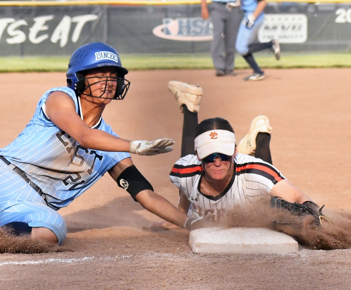 kamper317's tweet photo. Edwardsville wins wild one over Belleville East. Story to come. https://t.co/6earOXEH98