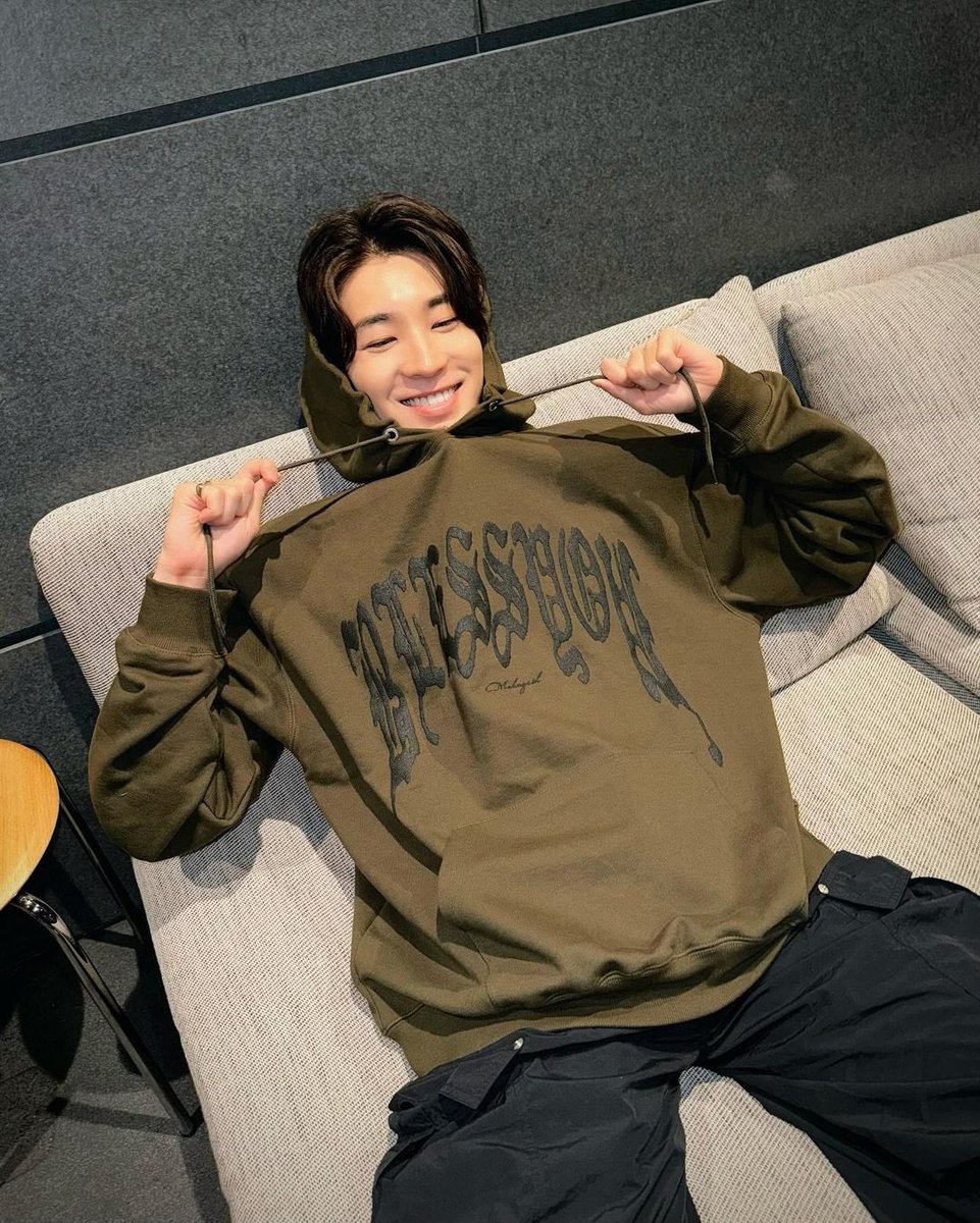 remember when he dropped the most boyfriendable photos ever and wonwoorideuls lost their minds 😩😩