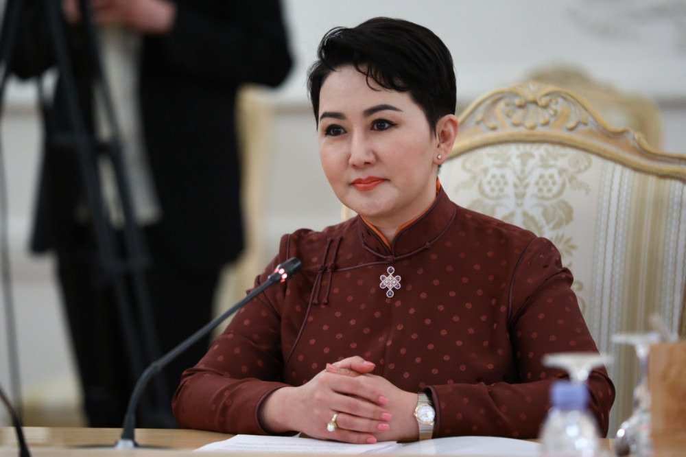 Ийм гоё Ерөнхий сайдтай болчихвол нүдний баясал, сэтгэлийн цэнгэл юмдаа