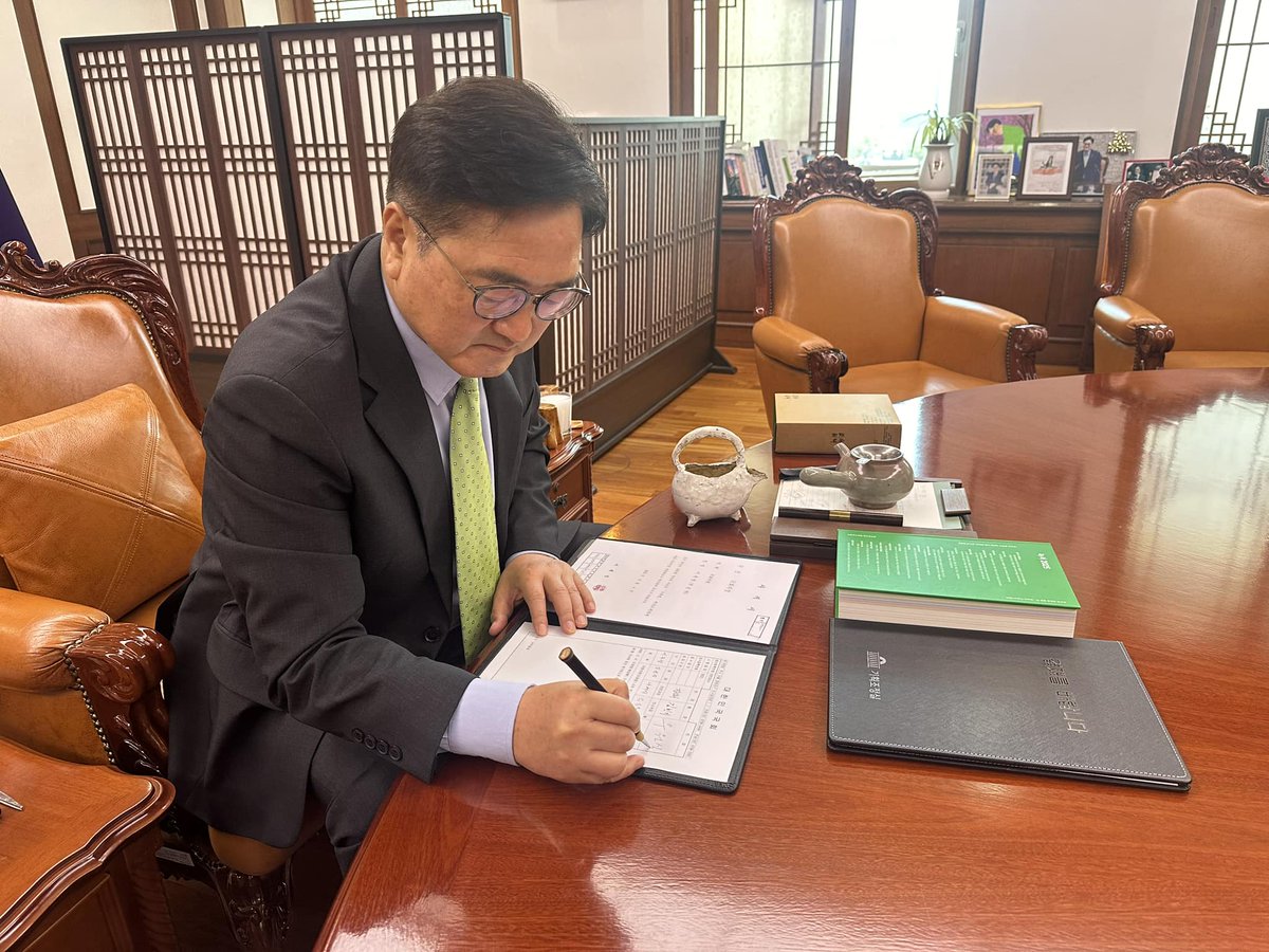 이재명 대통령의 당선을 축하드리며,
기쁜 마음으로
국회의원 사직을 허가 했습니다.