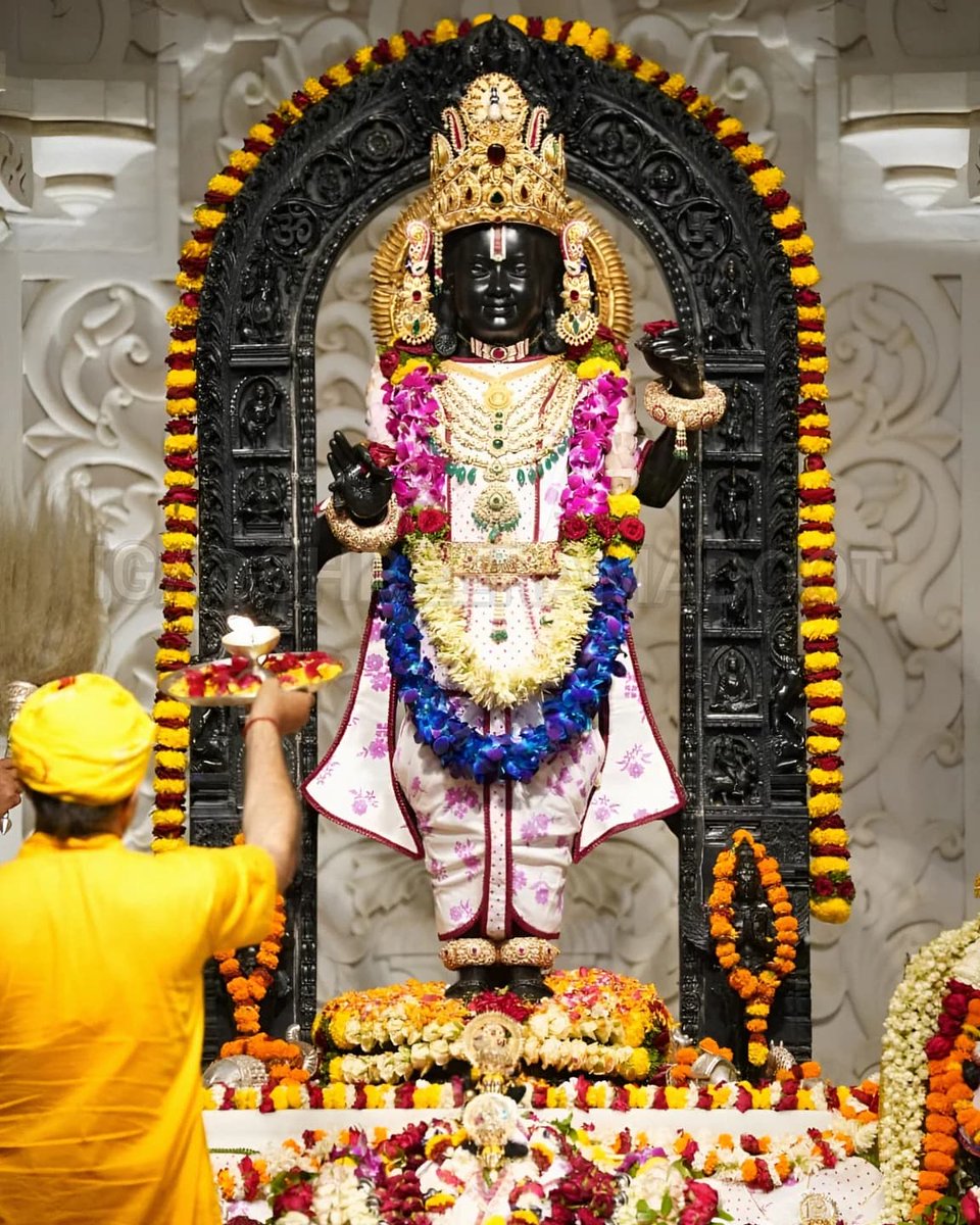 #श्रीरामचरितमानस🙏🚩
#अयोध्याकाण्ड 

अस कहि सीय बिकल भइ भारी। बचन बियोगु न सकी सँभारी॥
देखि दसा रघुपति जियँ जाना। हठि राखें नहिं राखिहि प्राना॥

ऐसा कहकर सीताजी बहुत ही व्याकुल हो गईं। वे वचन के वियोग को भी न सम्हाल सकीं। (अर्थात शरीर से वियोग की बात तो अलग रही, वचन से भी
1/2