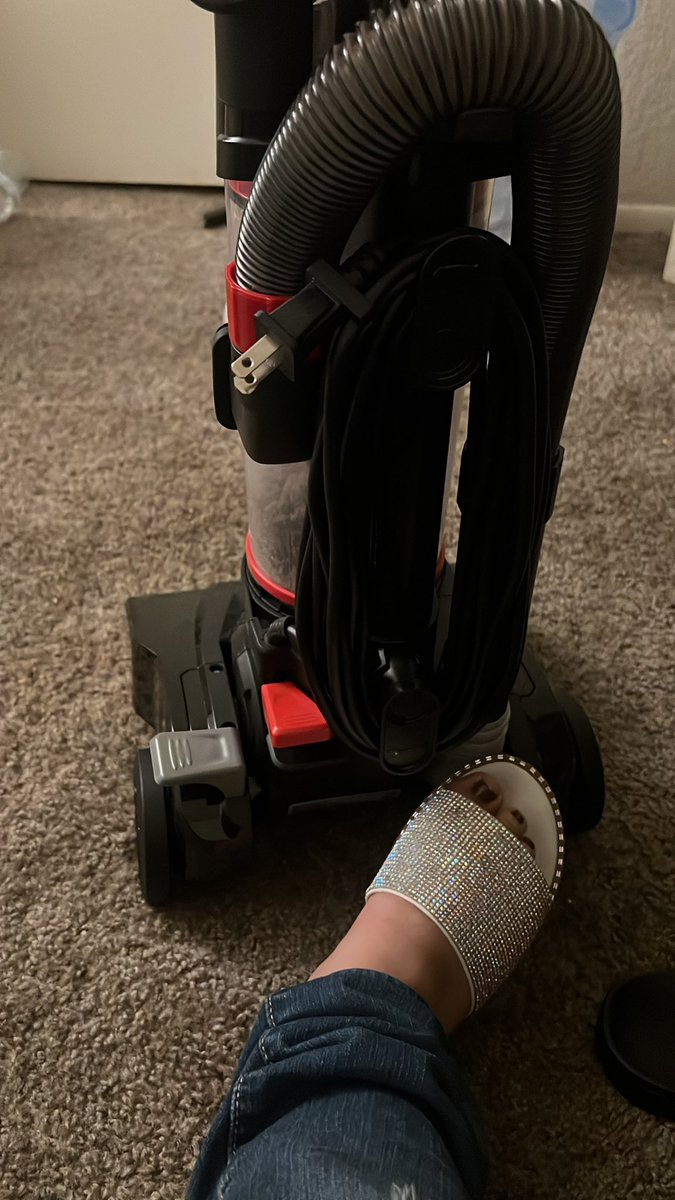 Chiquita_katie's tweet photo. Idk why but vacuuming naked is one of my top requests when doing a cleaning ๐ญ๐คฃ #bbw #toplesscleaning #nudecleaning https://t.co/LxxWvtygea