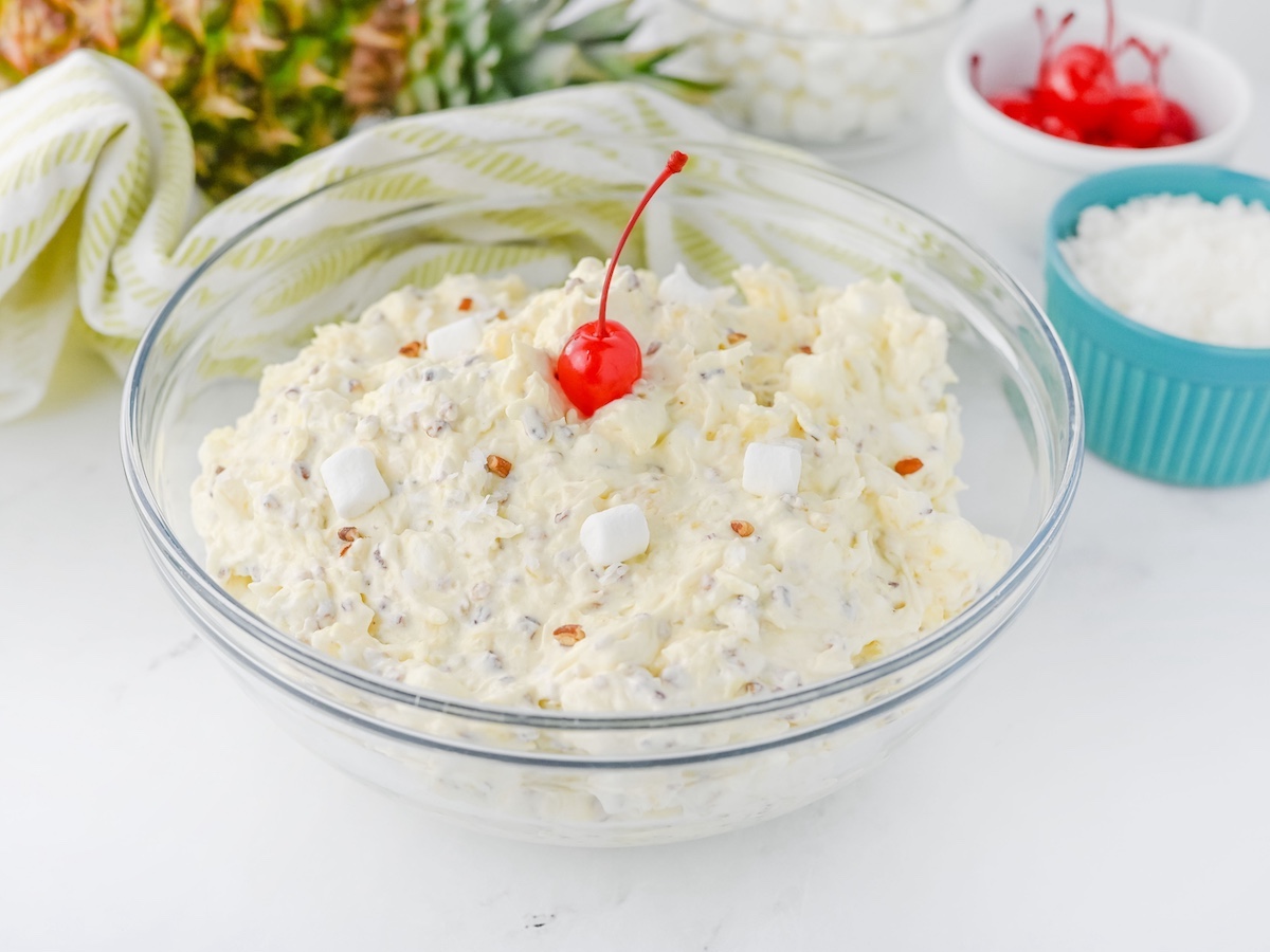 This sweet and creamy Piña Colada Marshmallow Salad is packed with pineapple, shredded coconut &amp; mini marshmallows for a tropical twist on a classic fluff salad. Perfect no-bake dessert/side for summer BBQs, potlucks or family dinners! 
🍍🥥Get the recipe: thriftyjinxy.com/easy-pina-cola…