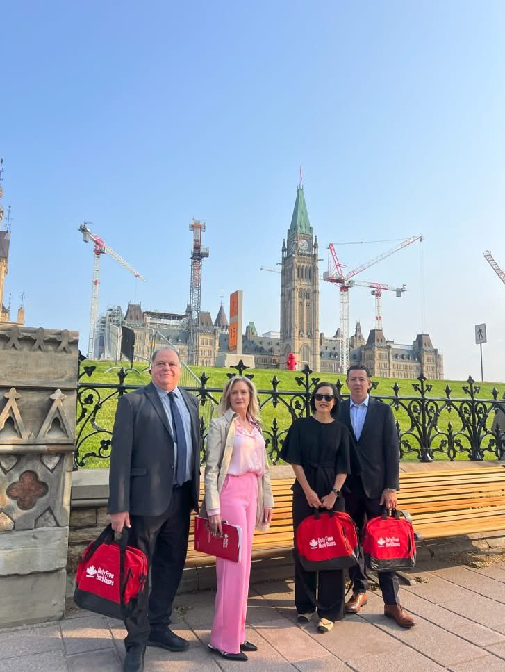 dutyfreesarnia's tweet image. This morning, FDFA held a press conference on Parliament Hill alongside Mayor Mike Bradley (Sarnia) and Mayor Drew Dilkens (Windsor) to release an urgent open letter to the federal government.
Together, they called for immediate action to protect Canada’s land border duty free.