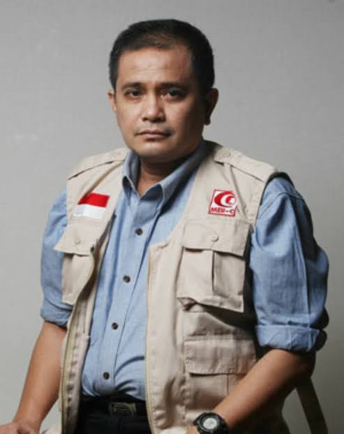 Ada buanyak sekali relawan Indo yg bolak balik.
Saya kasih contoh satu tokoh ini, beliau almarhum ini salah satu tokoh inisiator yg mendirikan RS Indonesia di Gaza.
Alfatihah buat beliau 🤲🏿