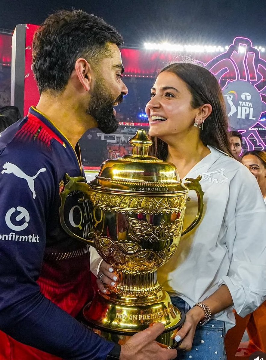 KingSK_27's tweet photo. A lovely picture of Virat Kohli and Anushka Sharma with IPL trophy. ❤️
#ViratKohli #KingKohli #IPLFinals #IPL2025 #RCBvsPBKS #rcbwin #anushkasharma @imVkohli @RCBTweets @IPL @AnushkaSharma https://t.co/k2h3bOb7H3